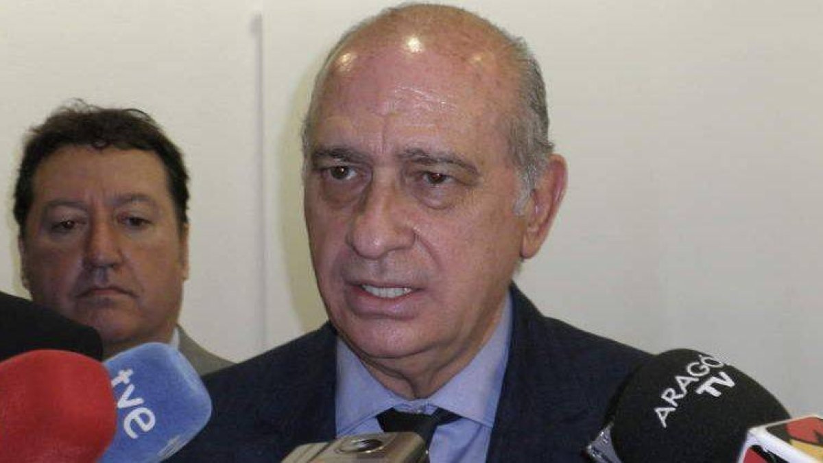 El ministro Fernández Díaz, ayer, en Barbastro, durante las jornadas de la Uned.