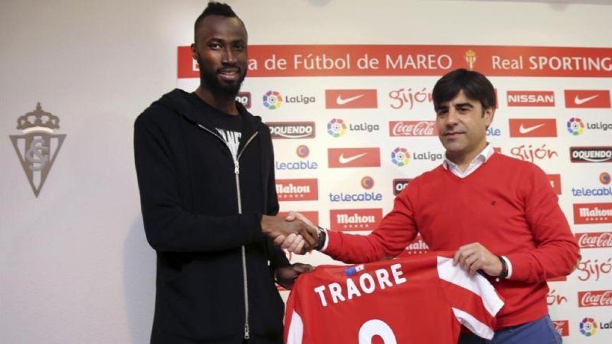 Traoré, al lado del director deportivo del Sporting, Nico Rodríguez, en la presentación del jugador.
