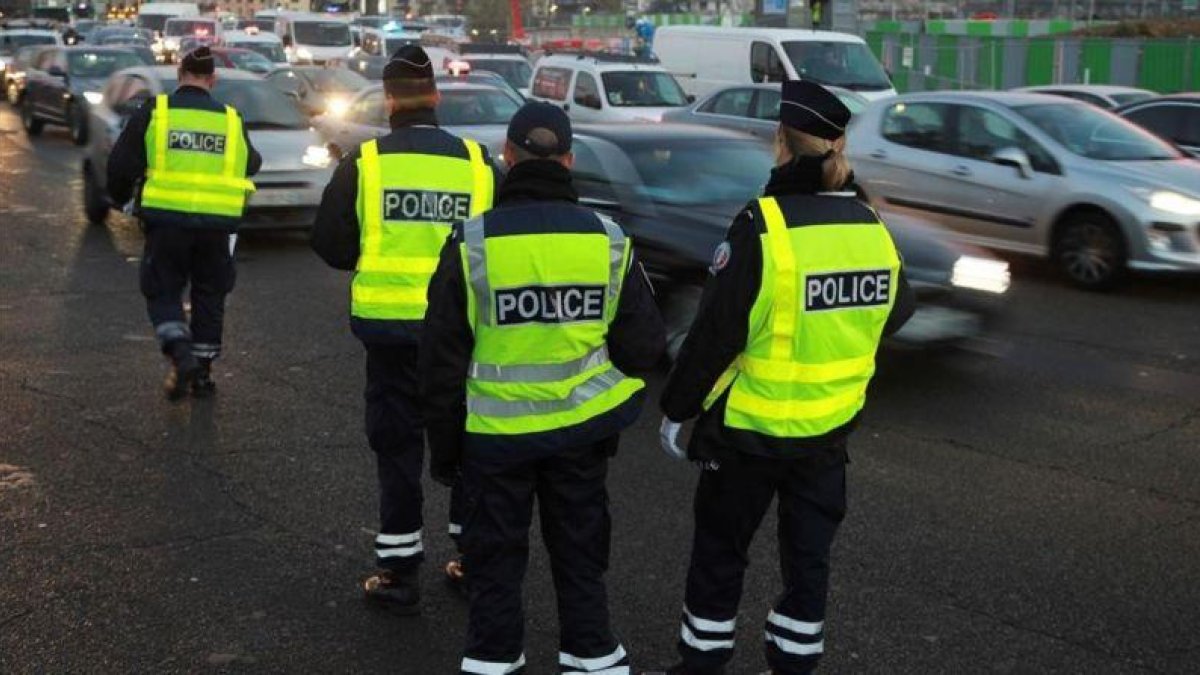 Control policial en las calles de París, este martes.
