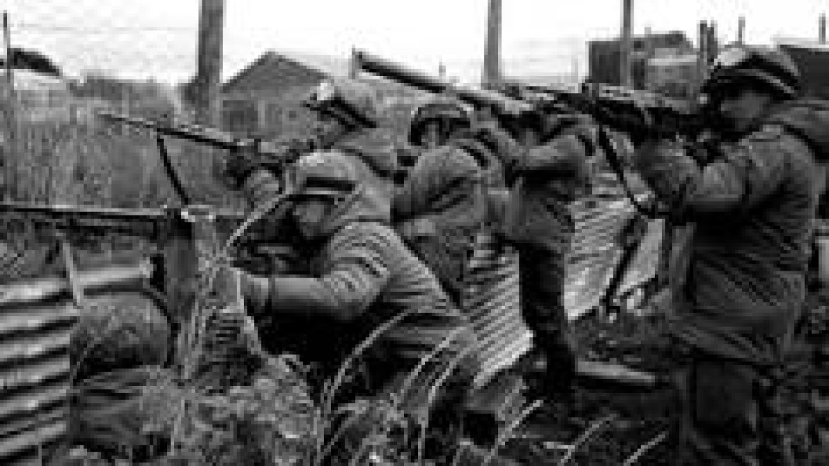 Imagen de los soldados argentinos en una de las islas durante la invasión militar
