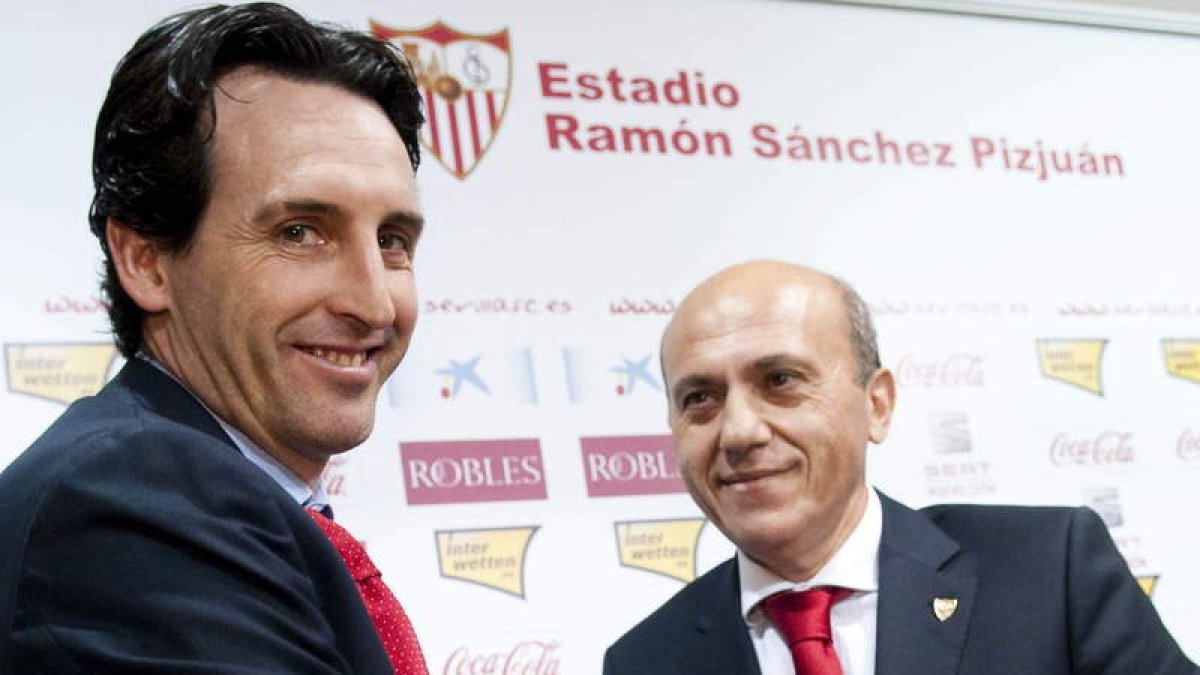 Emery durante su presentación junto a Del Nido.