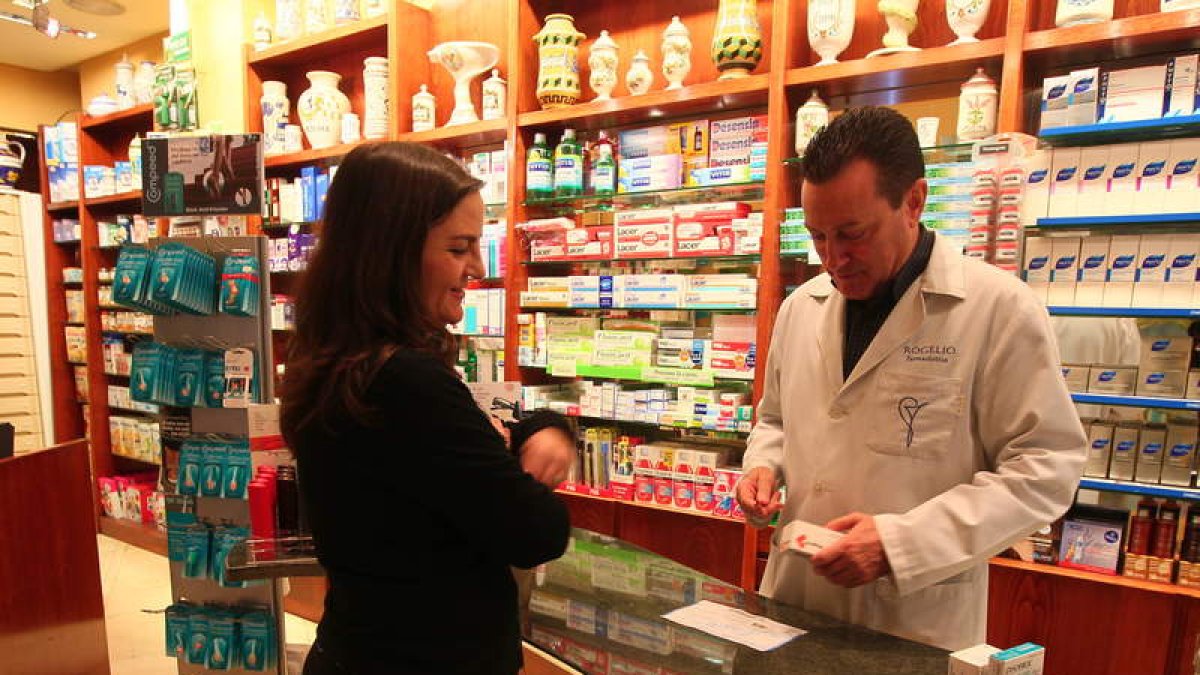 La dispensación de medicamentos es el servicio más conocido de las oficinas de farmacia de la provincia, muy valoradas por la labor de atención sanitaria.