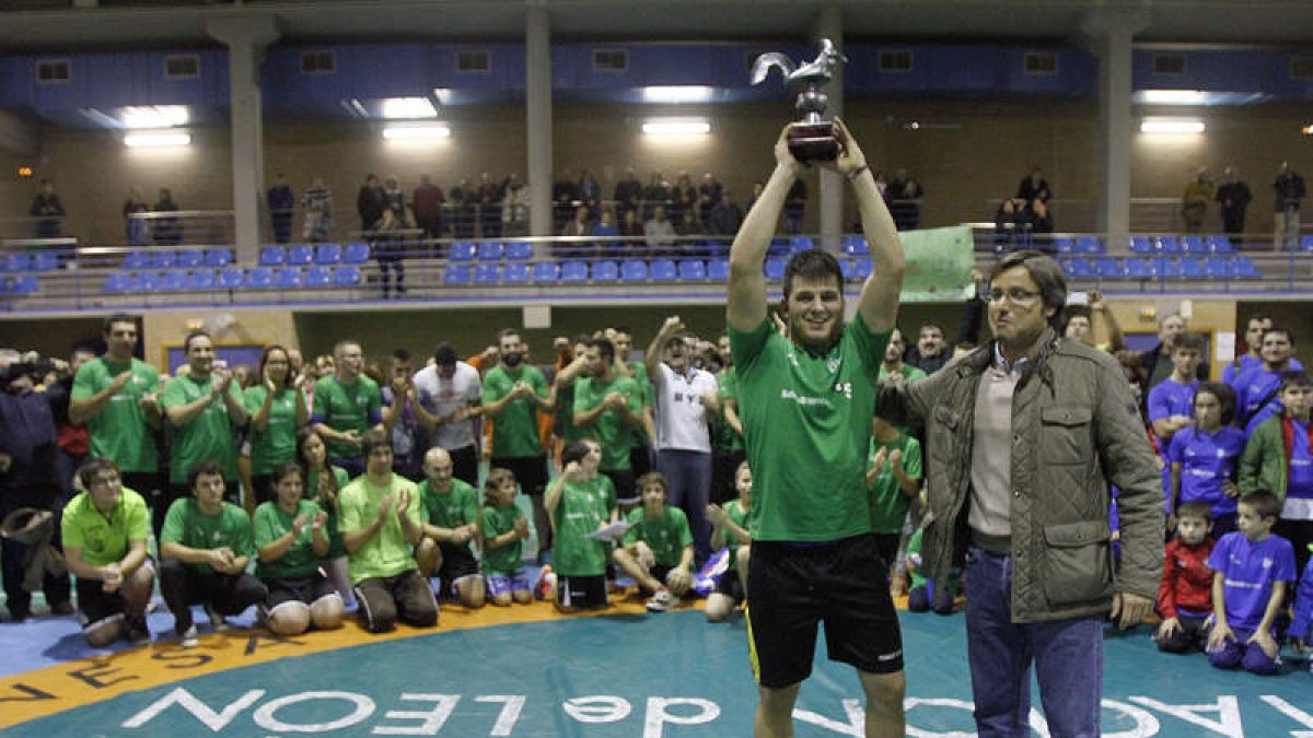 La Montaña recuperó en manos de su luchador de semipesados Rodrigo Fuentes el más deseado título de la lucha