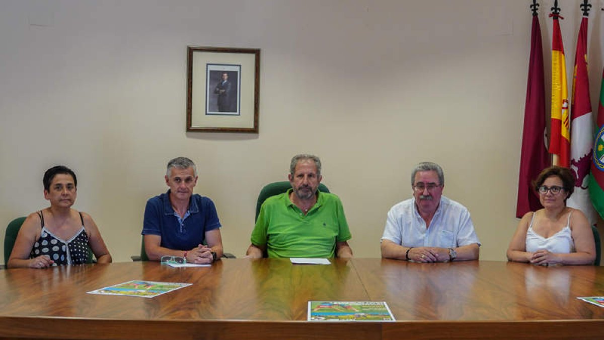 La presentación del campus de lucha leonesa en Valdefresno. MIGUEL F. B.