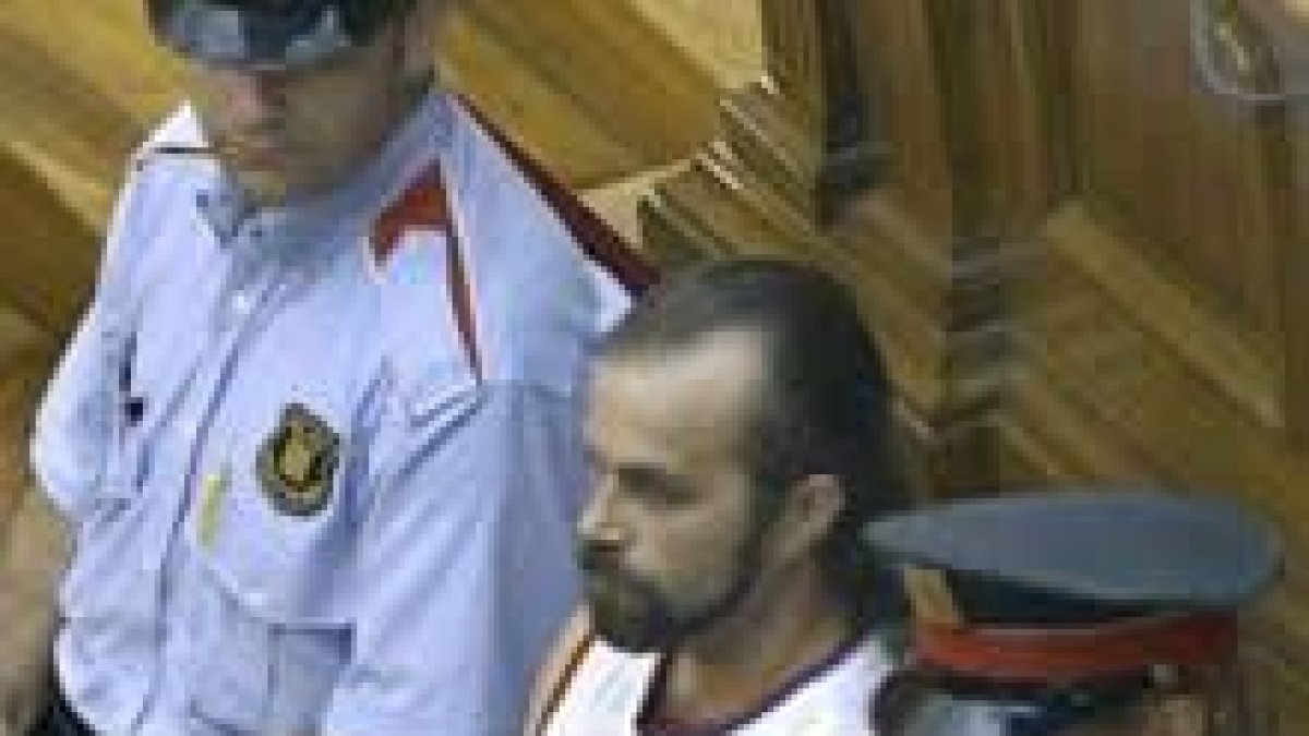 Pedro Jiménez es custodiado por dos Mossos d'Esquadra en el juicio celebrado ayer | Andreu Dalmau
