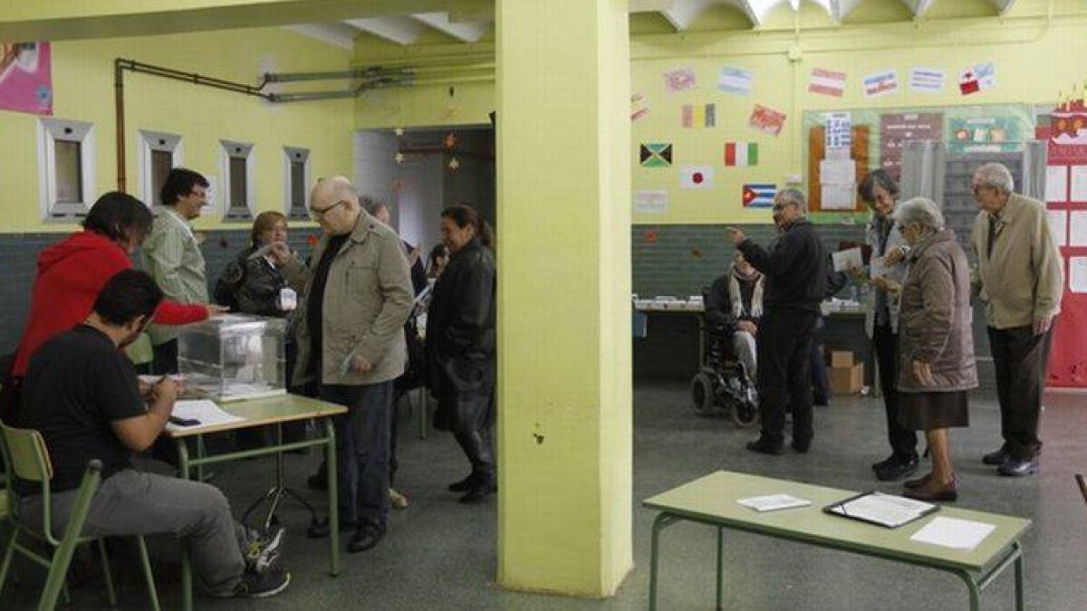 Ambiente electoral en un colegio de Terrassa.