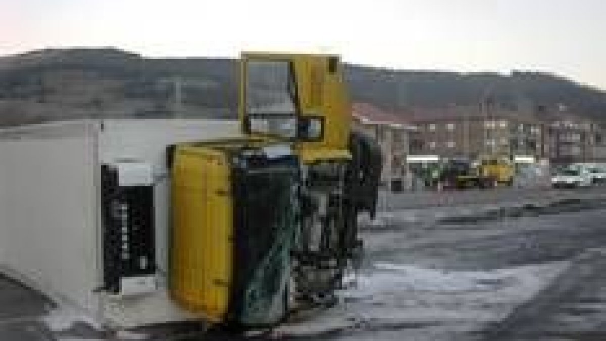 El camión aplastó al Rover 214 que invadió el carril contrario