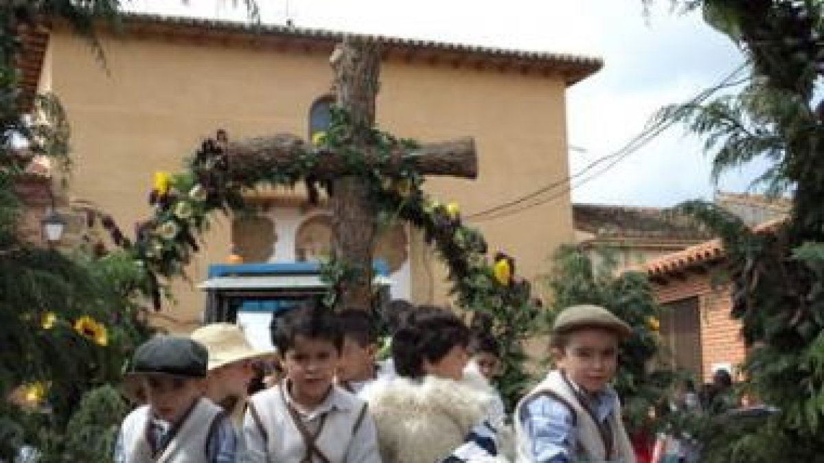 Los pequeños vestidos de pastores acompañaron a la Virgen en el cortejo.