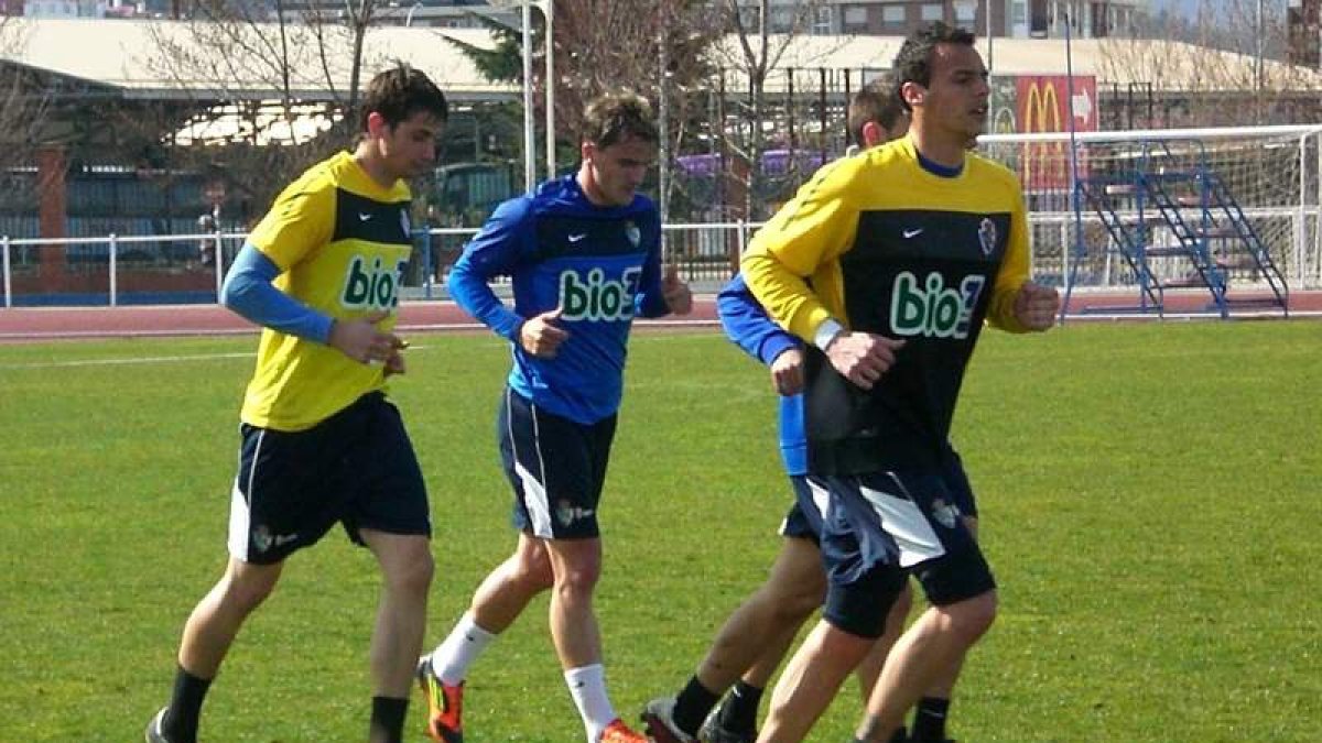 Iturrioz, primero por la izquierda, en un entrenamiento hace unos días, antes de reaparecer.