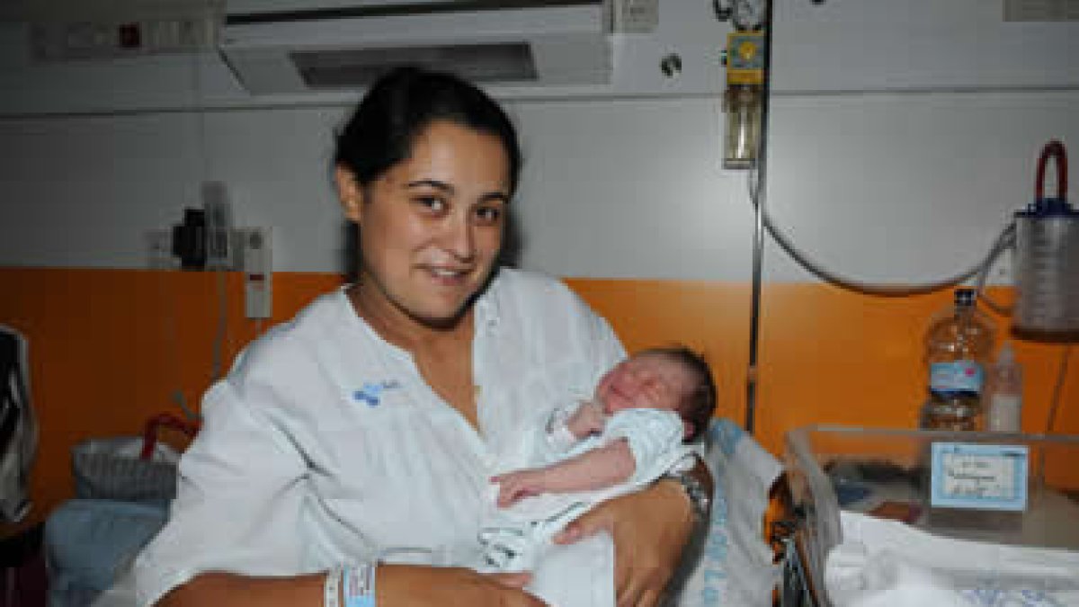 Bárbara Rodríguez, con su hijo, tras dar a luz en la maternidad del Complejo Asistencial de León.