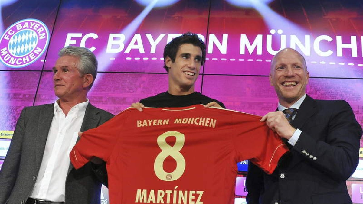 Javi Martínez junto a Heynckes, izquierda, y Matthias Sammer.