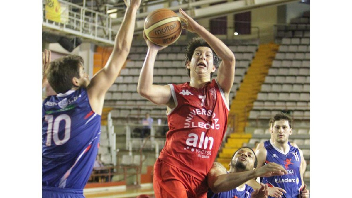 Labarca intenta lanzar ante la defensa de Diéguez y Ferguson. SECUNDINO PÉREZ
