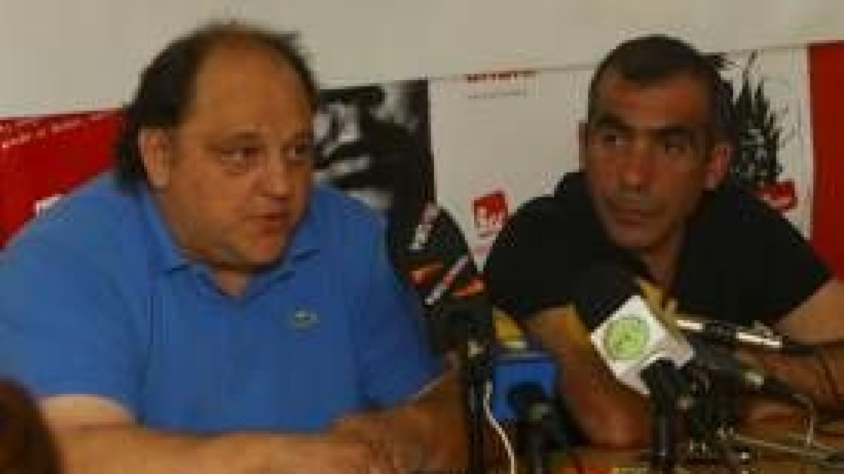 Miguel Ángel Fernández y Alfredo Peláez, ayer en la sede de Izquierda Unida en la capital berciana
