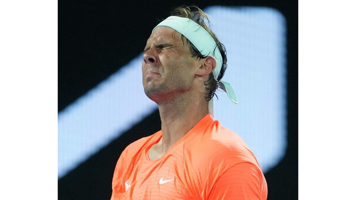 Nadal, con gesto de dolor, tras perder un punto frente a Tsitsipas. HUNT