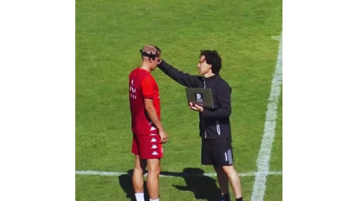 El futbolista de la Cultural Nico Obolskii durante una sesión de neurociencia que ejecuta Mikel Alonso. DL