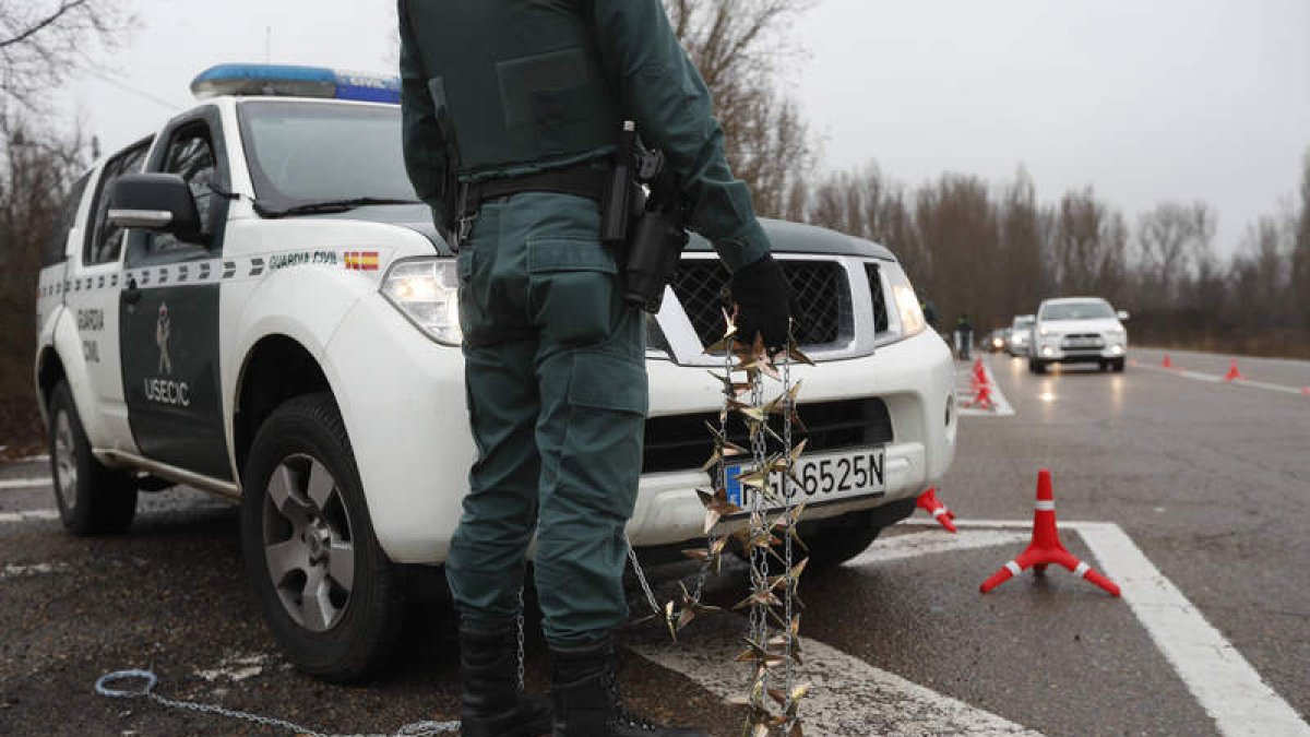 Un agente de la Usecic porta material disuasorio para un control de carreteras. JESÚS F. SALVADORES