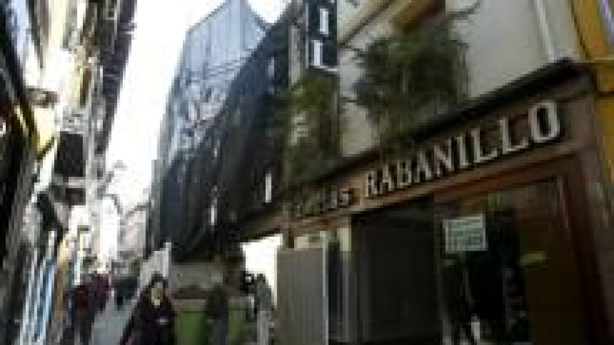 Solar de la Rúa que «oculta» un cubo y parte de la muralla romana