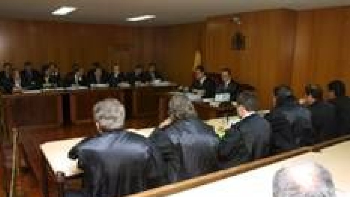 Un numeroso grupo de abogados en los juzgados ponferradinos durante la celebración del caso del gas