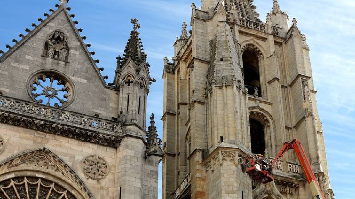 Una grúa en la torre sur de la Catedral