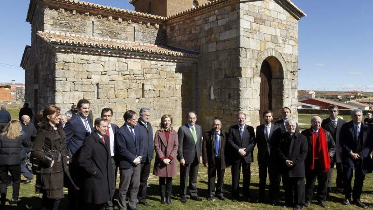 Juan Vicente Herrera, Ignacio Sánchez Galán y la consejera de Cultura, Alicia García, ayer, a las puertas de la iglesia de San Pedro.