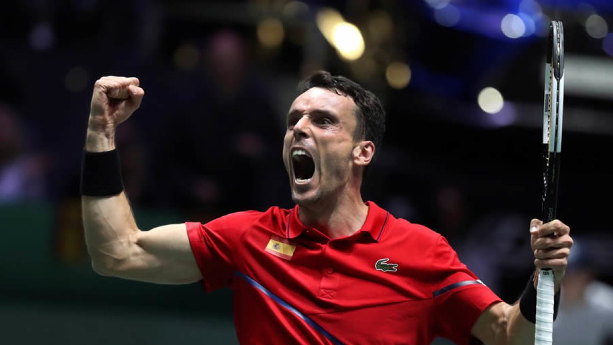 Roberto Bautista celebra su victoria ante el tenista canadiense Félix Auger Aliassime. KIKO HUESCA (Efe)