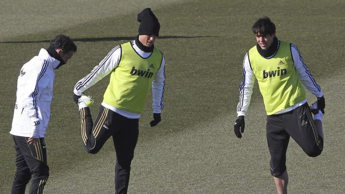 La marcha de Kaká del Madrid (d) parece estancada tras el último desacuerdo con el Milan.
