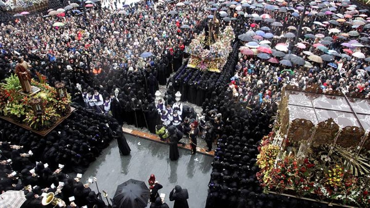 Las intensas lluvias no impiden la salida de la Procesión de los Pasos en León.