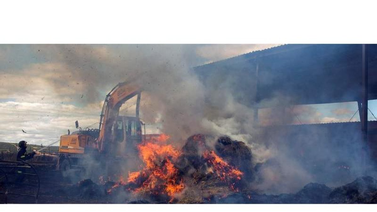 Una de las naves arrasadas en el incendio. MARIAM A.MONTESINOS