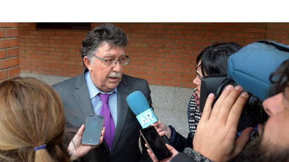 José Ángel Álvarez, el letrado de uno de los investigados, realiza declaraciones a los medios. SANTAMARÍA