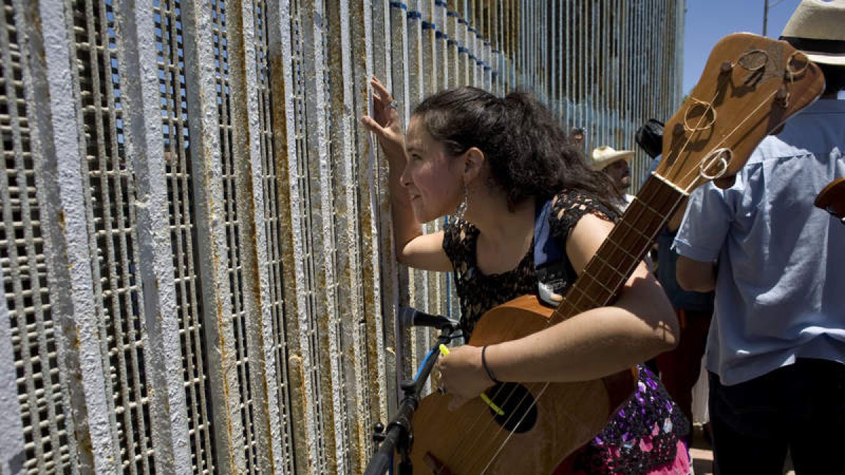 Decenas de personas se citan en el muro con México para compartir versos y bailes tradicionales DAVID MAUNG