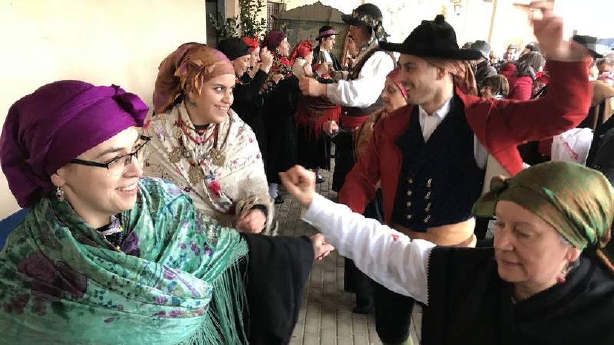 Trajes típicos y bailes se tuvieron que resguardar de la lluvia en la boda tradicional. DL