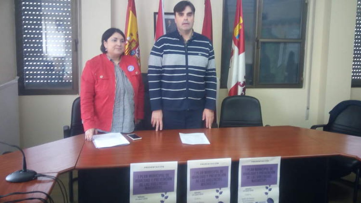 Presentación del Plan, ayer, en el Ayuntamiento de Cacabelos. DL