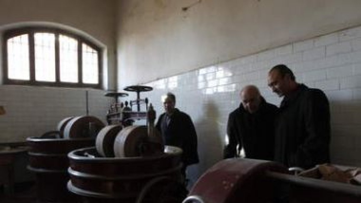 El alcalde y los ediles Luis Álvarez y Enrique Soto ante máquinas de hacer chocolate.