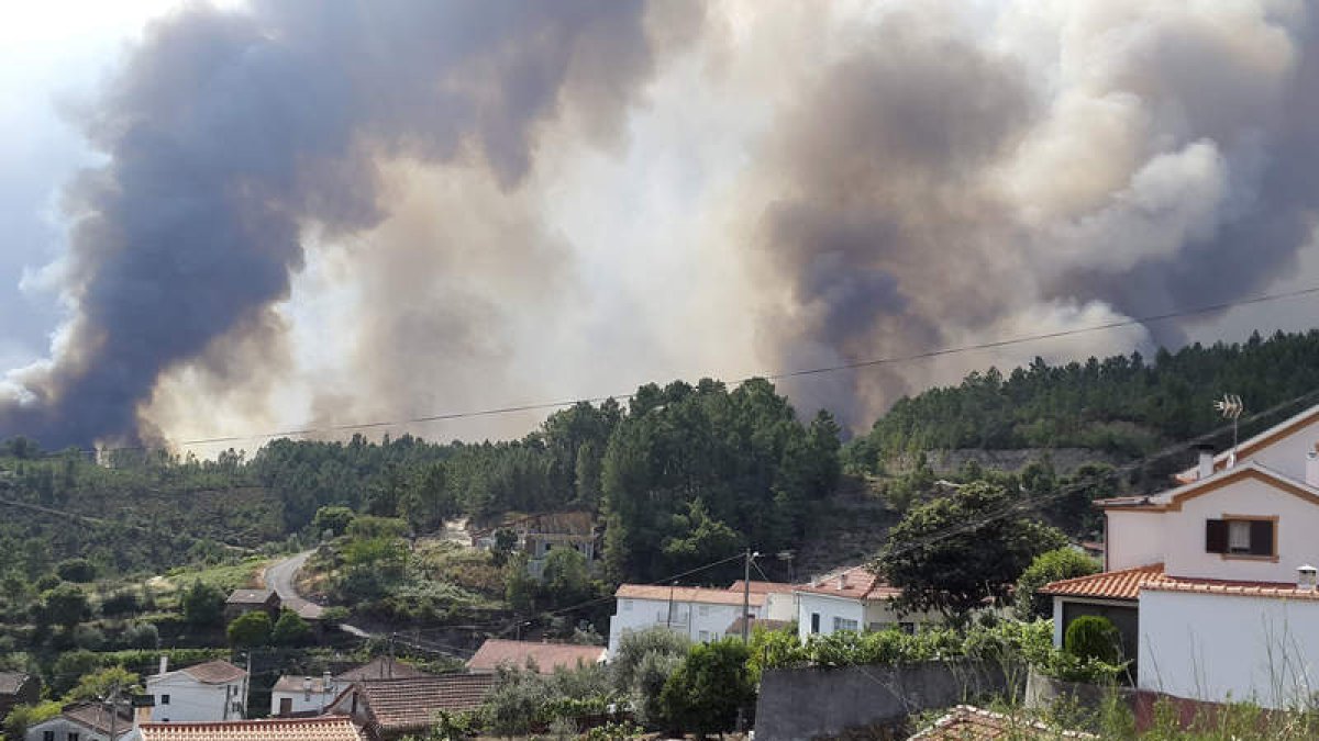 Columnas de humo del fuego que arrasa desde el sábado el centro de Portugal. CARLOS GARCÍA