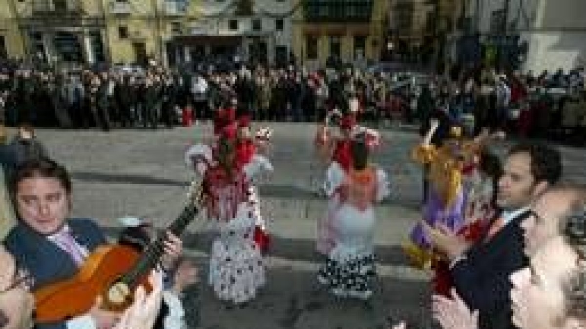 El Coro Rociero Amigos del Camino amenizó la espera ante cientos de personas
