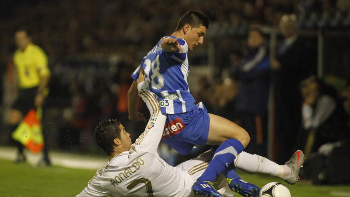 Borja Valle se lleva el balón ante Cristiano en el partido de Copa Ponferradina-Real Madrid disputado en El Toralín en diciembre de 2011