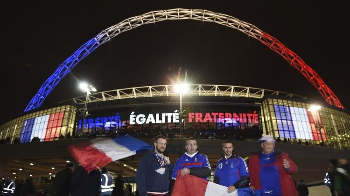 El estadio de Wembley, teñido con los colores de la bandera francesa y el lema 'Liberta, igualdad, fraternidad'