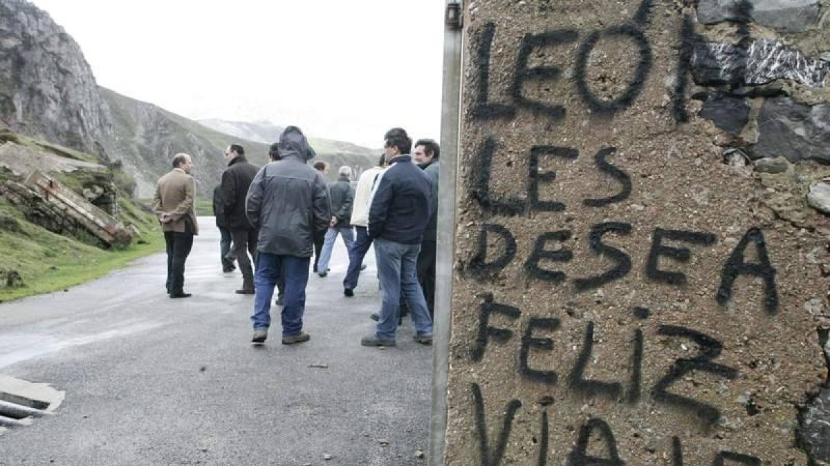 Una pintada reivindica la titularidad leonesa de los terrenos de Pinos, en una imagen de archivo.