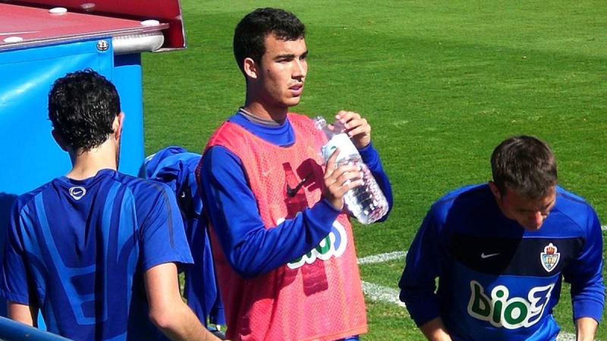 Fofo, en el centro, fue el autor del segundo gol de la Deportiva ante el Sabadell.