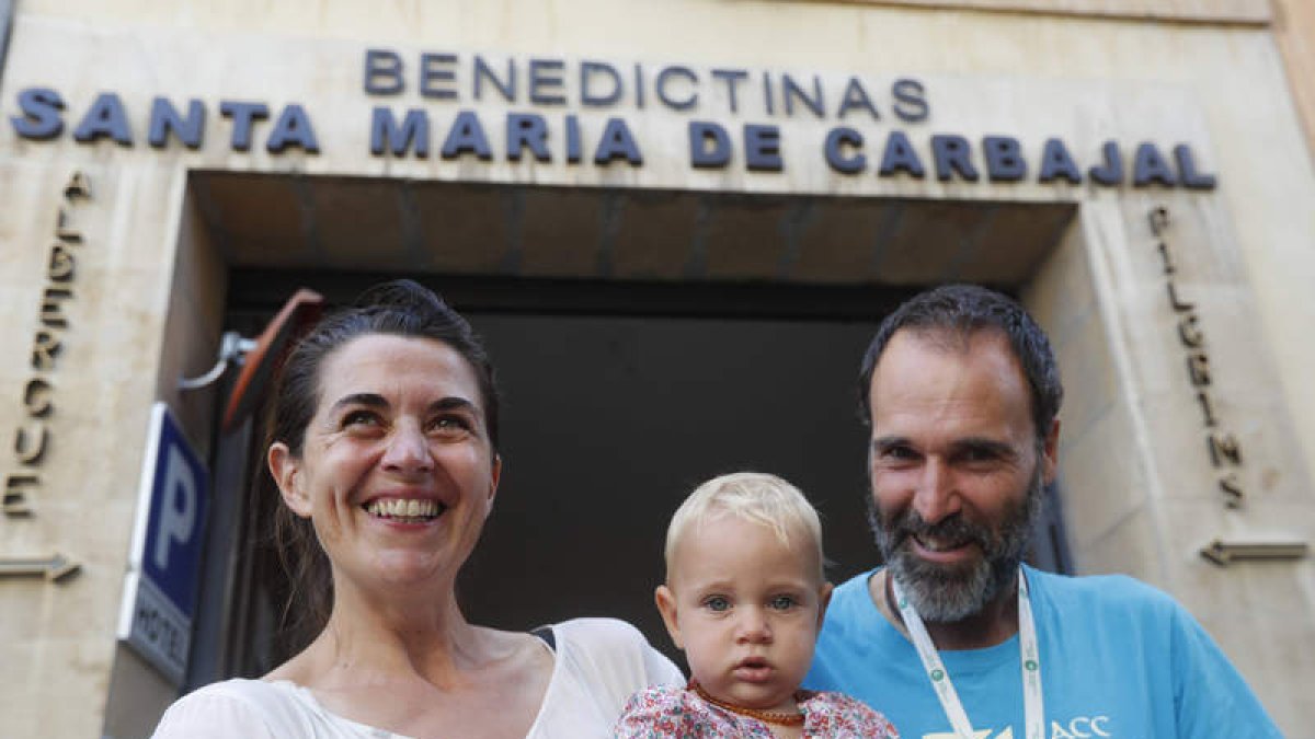 Jorge Sanz, su hija Naia, y su pareja, la francesa Marie Gabriel, ayer en el albergue. JESÚS F. SALVADORES