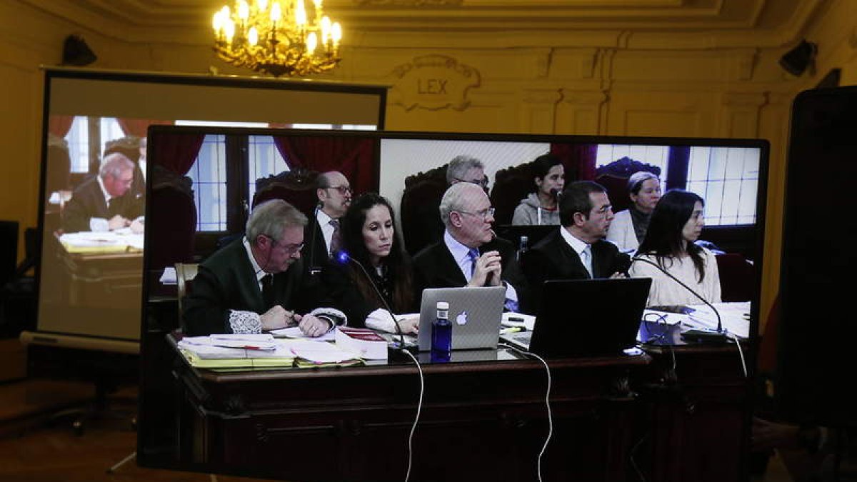 Imagen del juicio de Isabel Carrasco, en la que se ve a Fermín Guerrero y al fiscal. MARCIANO