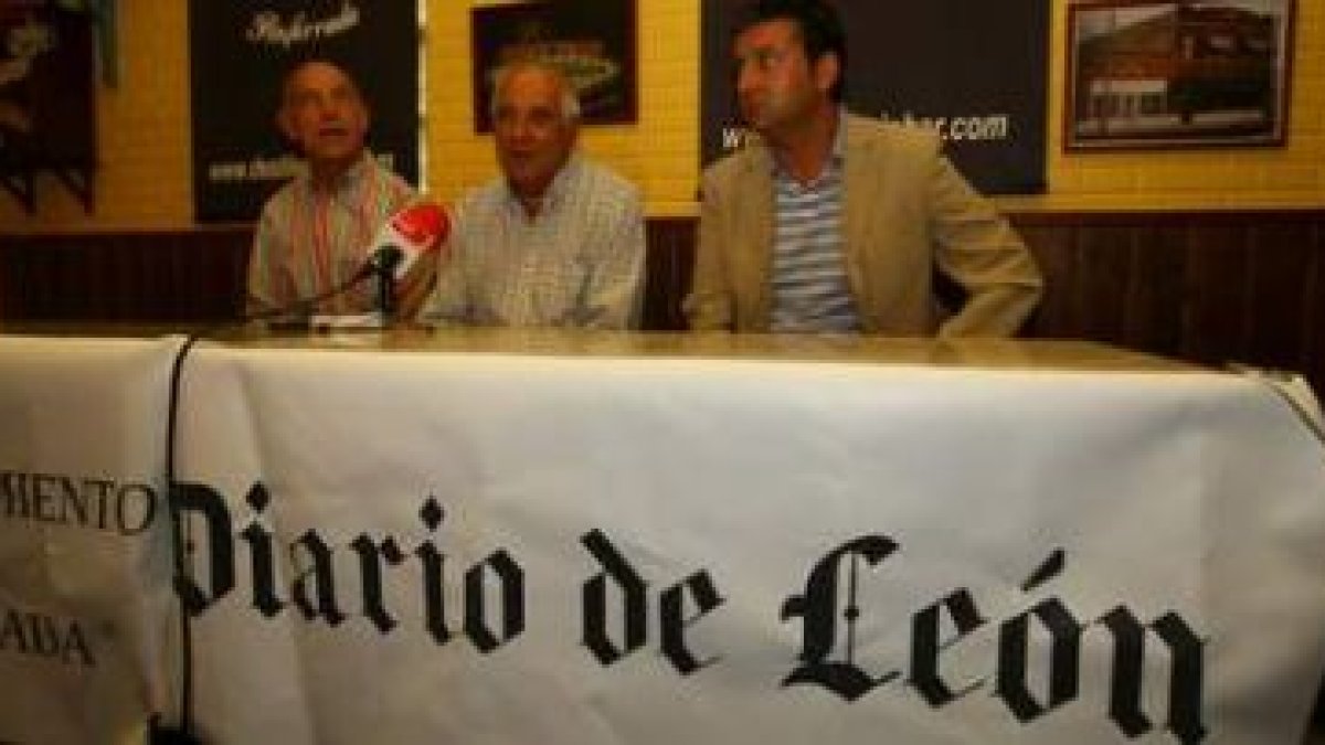 Villanueva, Macías y Arias, ayer durante la presentación de la Fídeber en La Destilería.