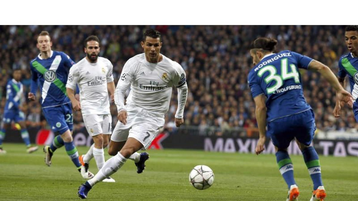 Cristiano con el balón ante el defensa suizo del Wolfsburgo Ricardo Rodríguez en la vuelta de cuartos de la Champions. KIKO HUESCA