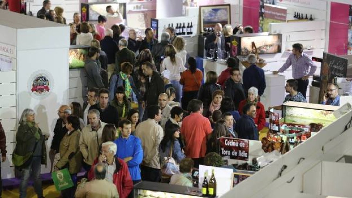 Visitantes en la Feria de los Productos de León en la Plaza de Toros