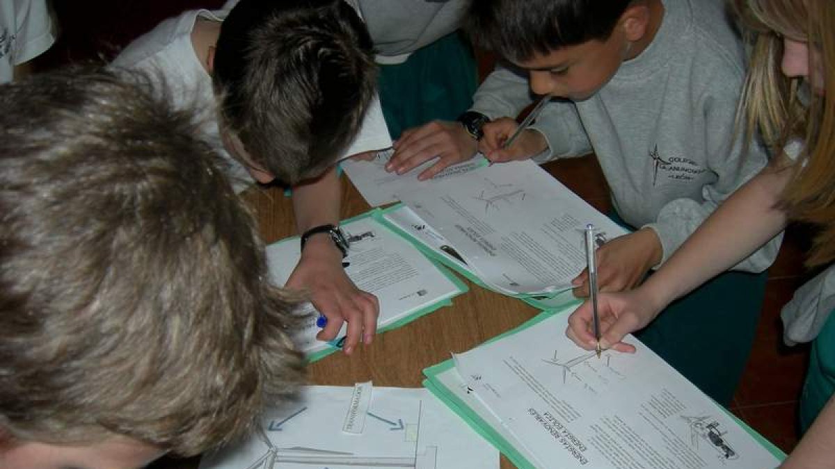 Los socialistas quieren fomentar entre los escolares el buen cuidado del material y los libros.