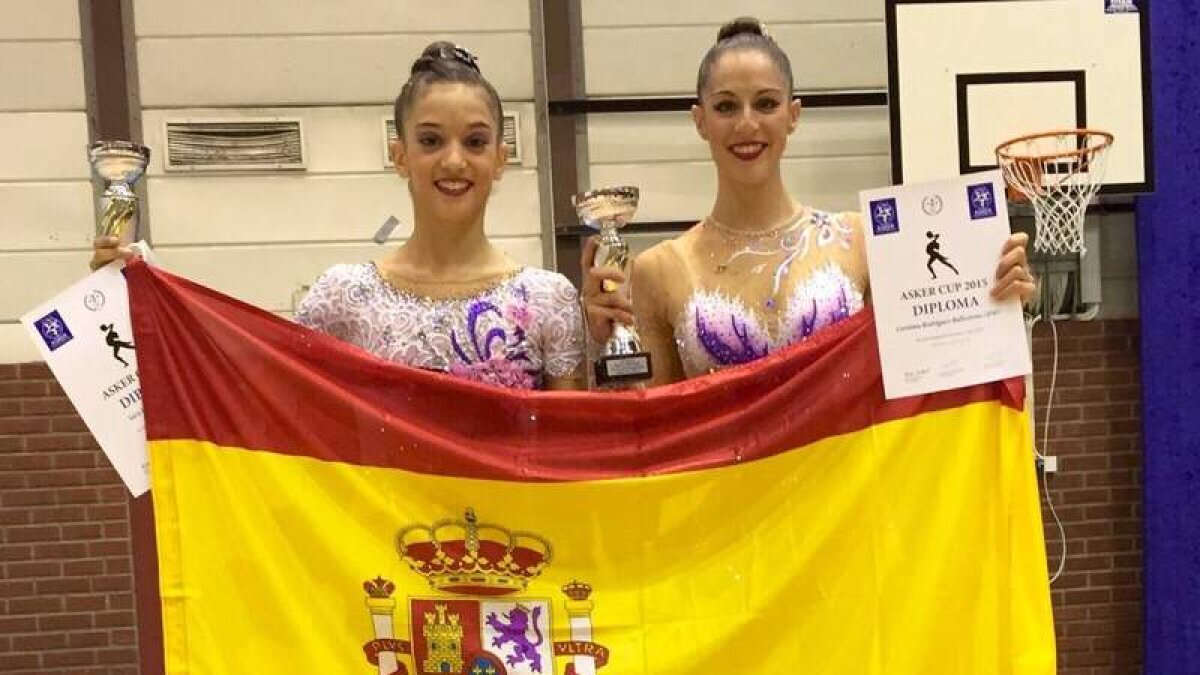 Sara Llana y Carolina Rodríguez con la bandera de España. Las dos gimnastas fueron las mejores en el torneo de Noruega