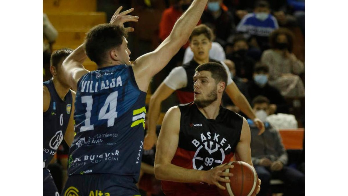 ULE Basket León logró un triunfo vital en la pista del Betanzos. FERNANDO OTERO