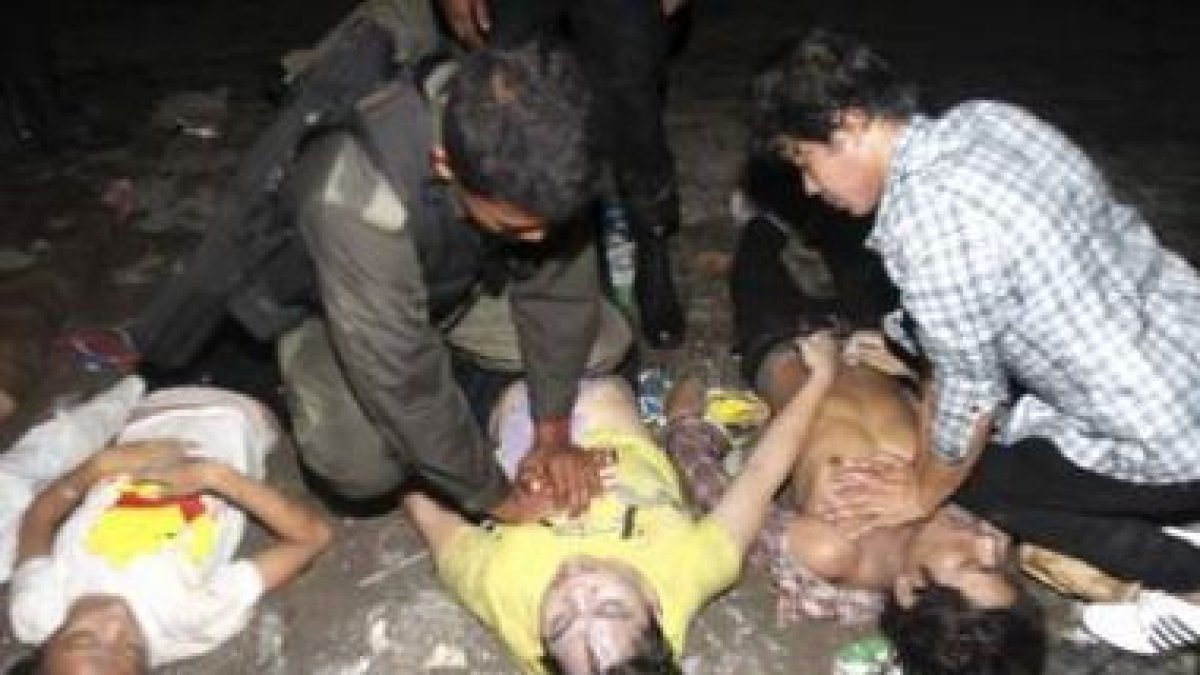 Un policía camboyano aplica un masaje cardiaco a una de las víctimas del accidente.