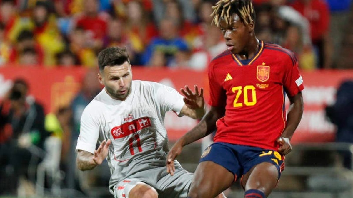 El debutante Nico Williams juega un balón ante Renato Steffen en el partido de Liga de Naciones. BELVER