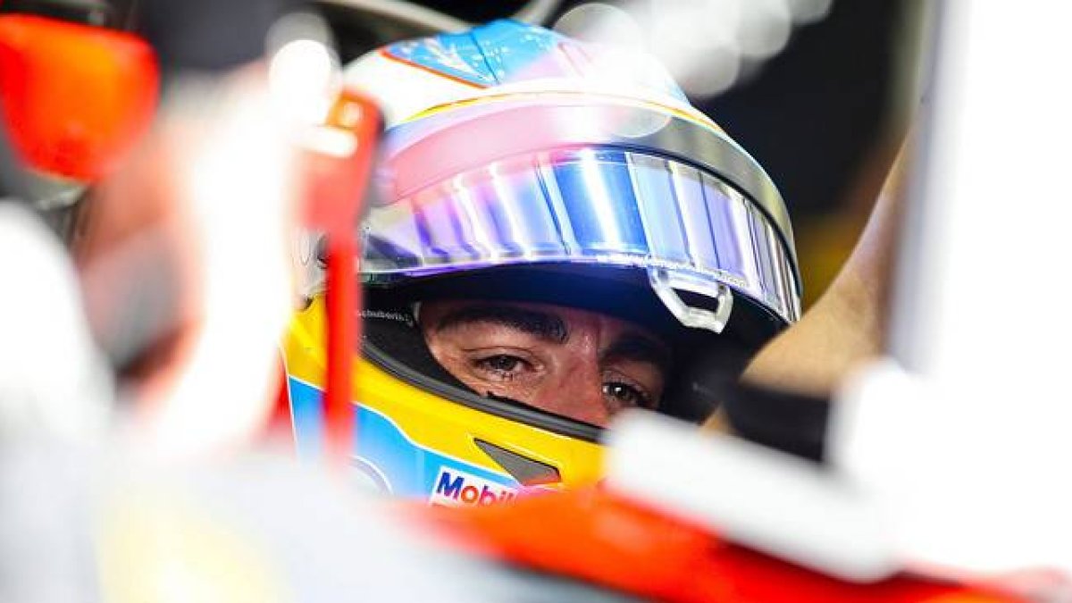 Fernando Alonso, al volante de su McLaren, durante uno de los entrenamientos del Gran Premio de Baréin.